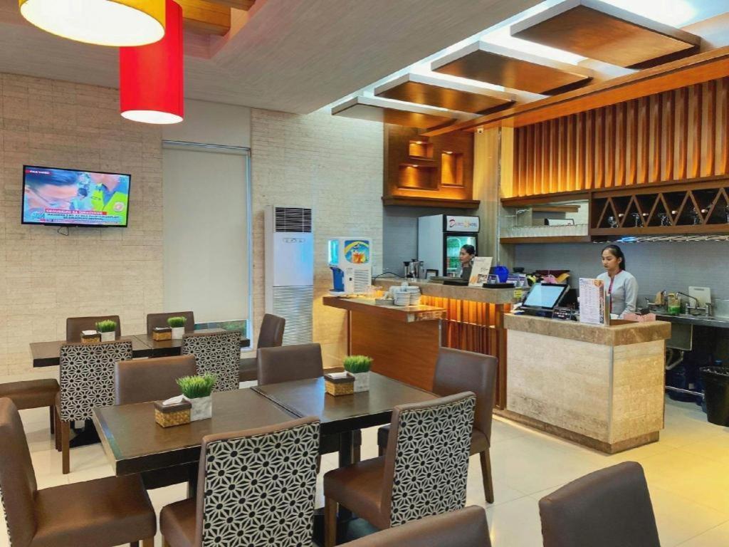 District 21 Hotel Iloilo City Εξωτερικό φωτογραφία