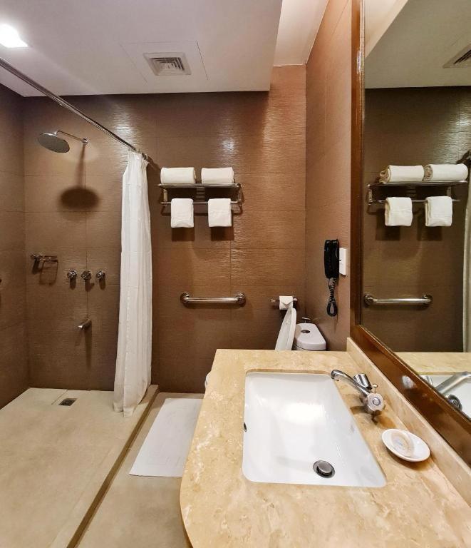District 21 Hotel Iloilo City Εξωτερικό φωτογραφία