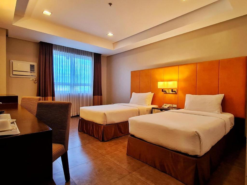 District 21 Hotel Iloilo City Εξωτερικό φωτογραφία