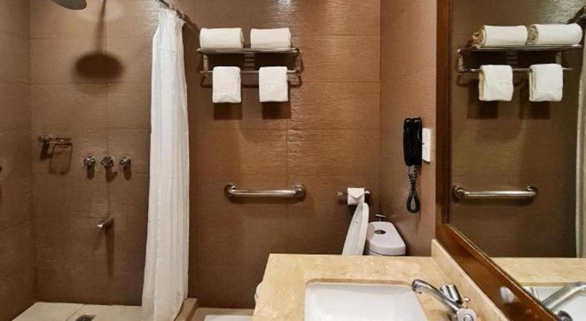 District 21 Hotel Iloilo City Εξωτερικό φωτογραφία