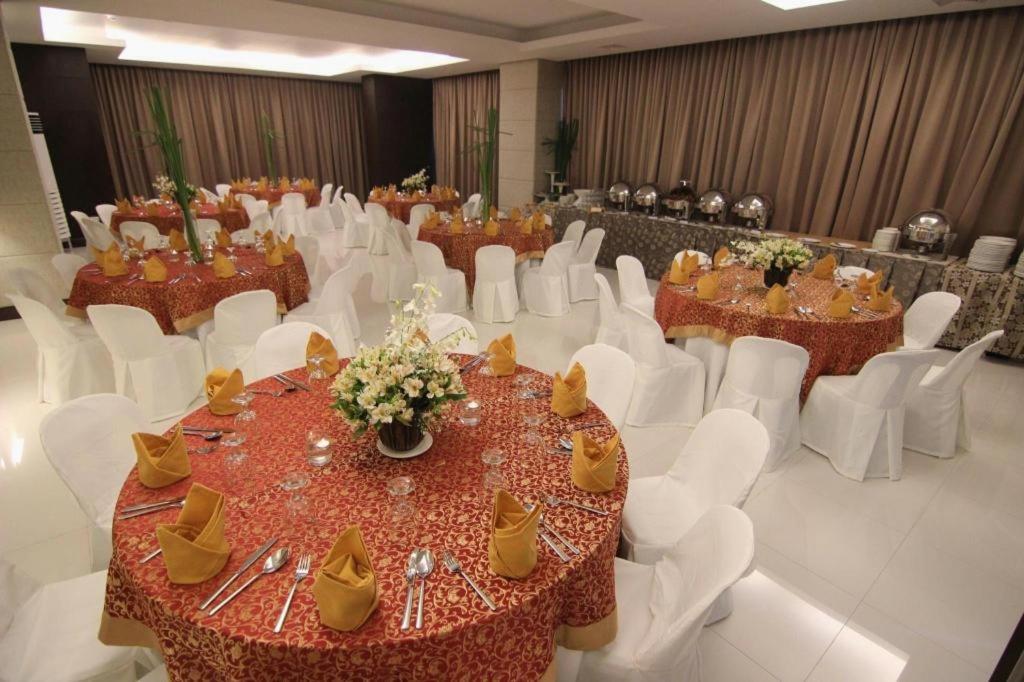 District 21 Hotel Iloilo City Εξωτερικό φωτογραφία