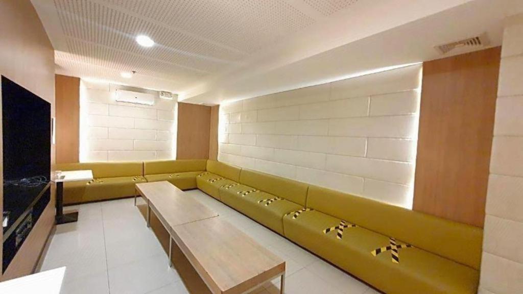 District 21 Hotel Iloilo City Εξωτερικό φωτογραφία